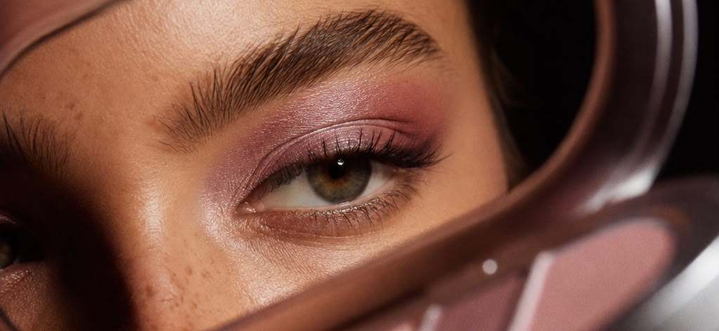 Mirada con sombra malva — maquillaje de ojos de marcas originales en AMARÉA México